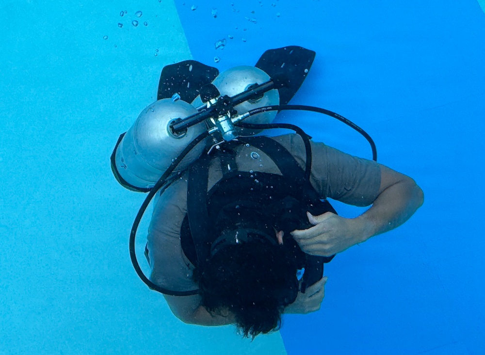Dive Course Students Train Under Water
