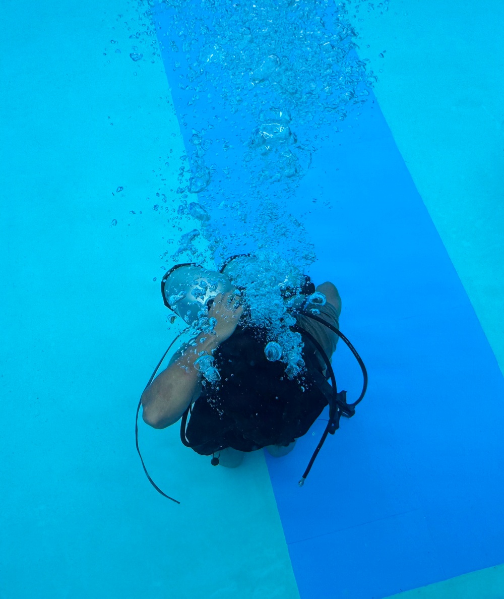 Dive Course Students Train Under Water