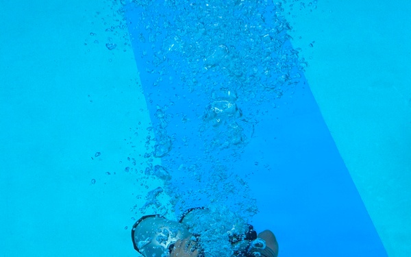 Dive Course Students Train Under Water