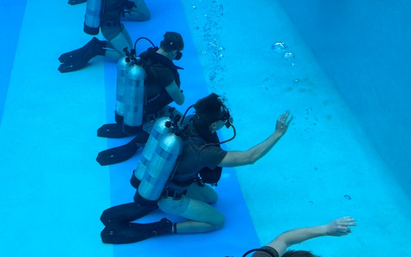 Dive Course Students Train Under Water
