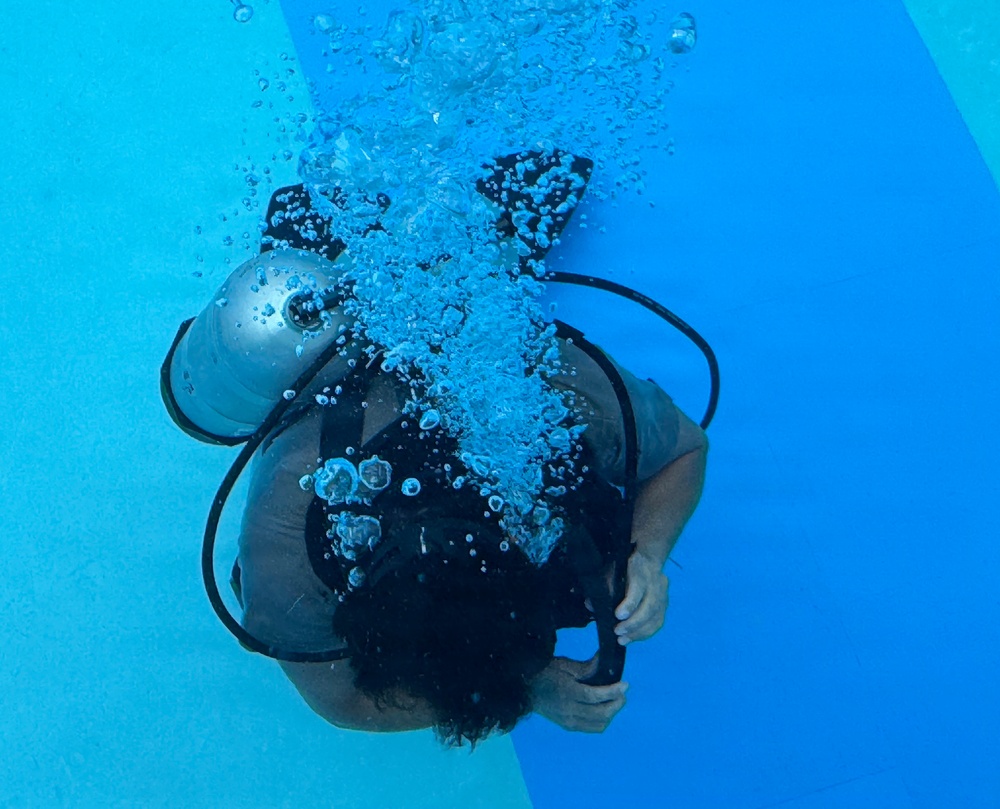 Dive Course Students Train Under Water
