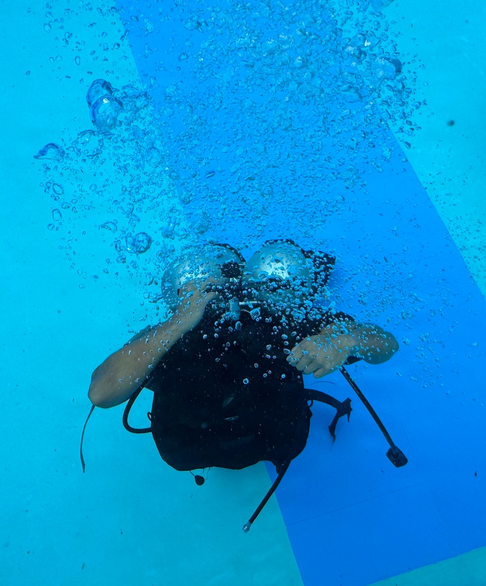 Dive Course Students Train Under Water