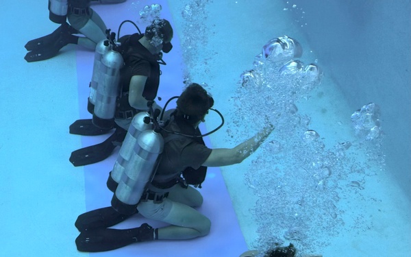 Dive Course Students Train Under Water