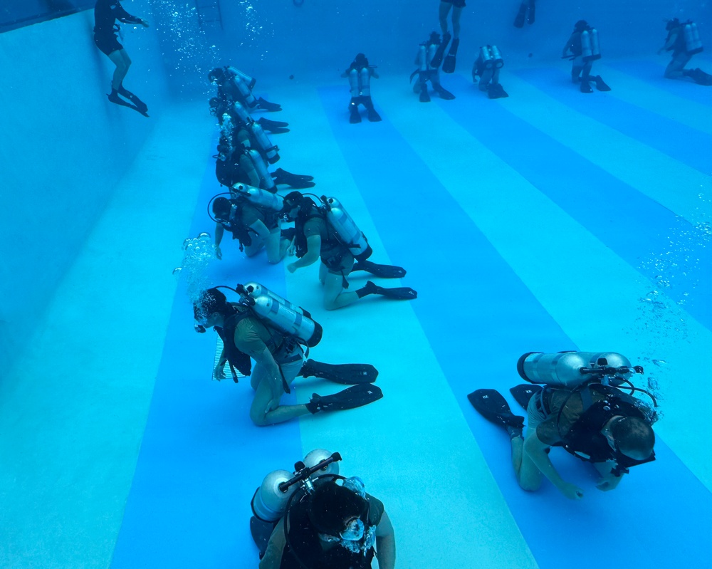 Dive Course Students Train Under Water