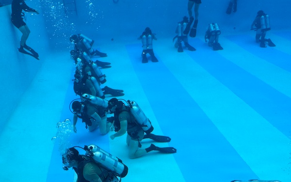 Dive Course Students Train Under Water