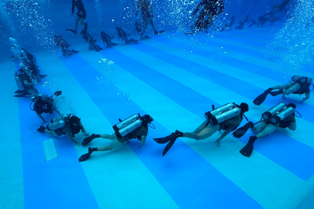 Dive Course Students Train Under Water