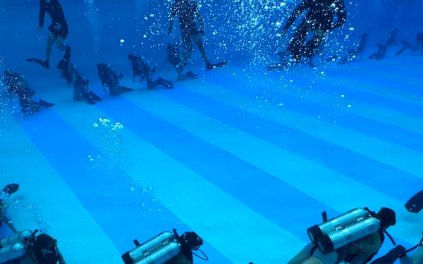 Dive Course Students Train Under Water
