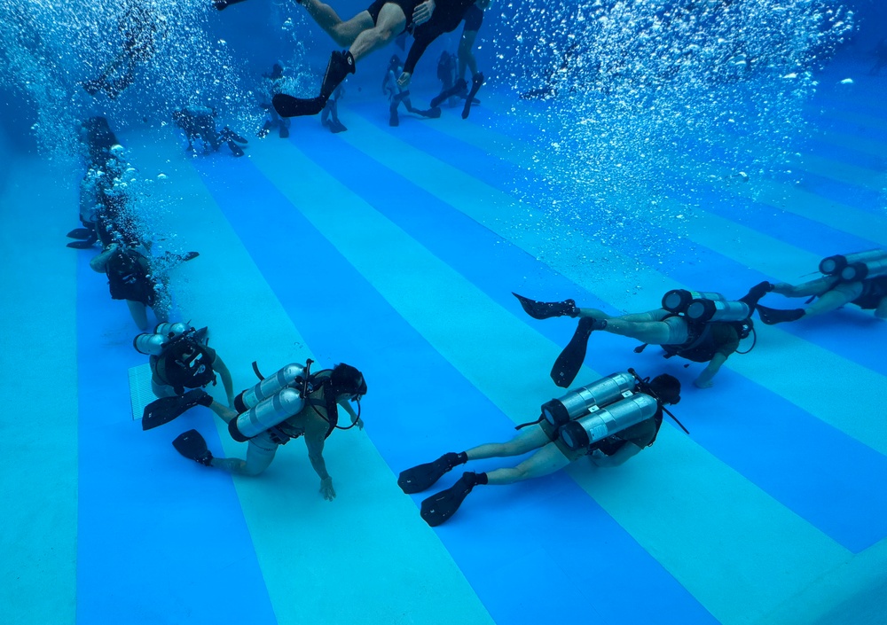 Dive Course Students Train Under Water