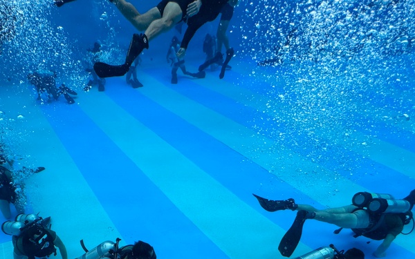 Dive Course Students Train Under Water