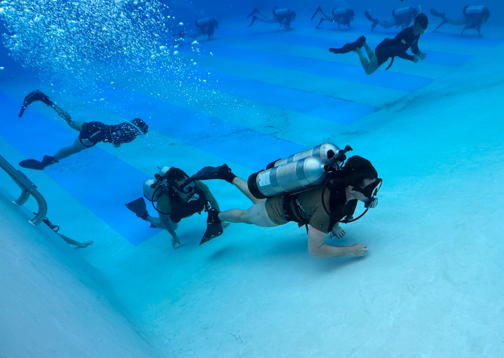 Dive Course Students Train Under Water