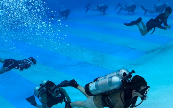 Dive Course Students Train Under Water