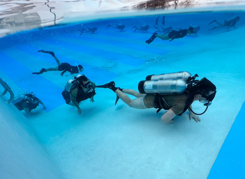 Dive Course Students Train Under Water