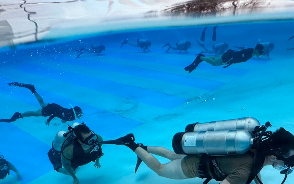 Dive Course Students Train Under Water