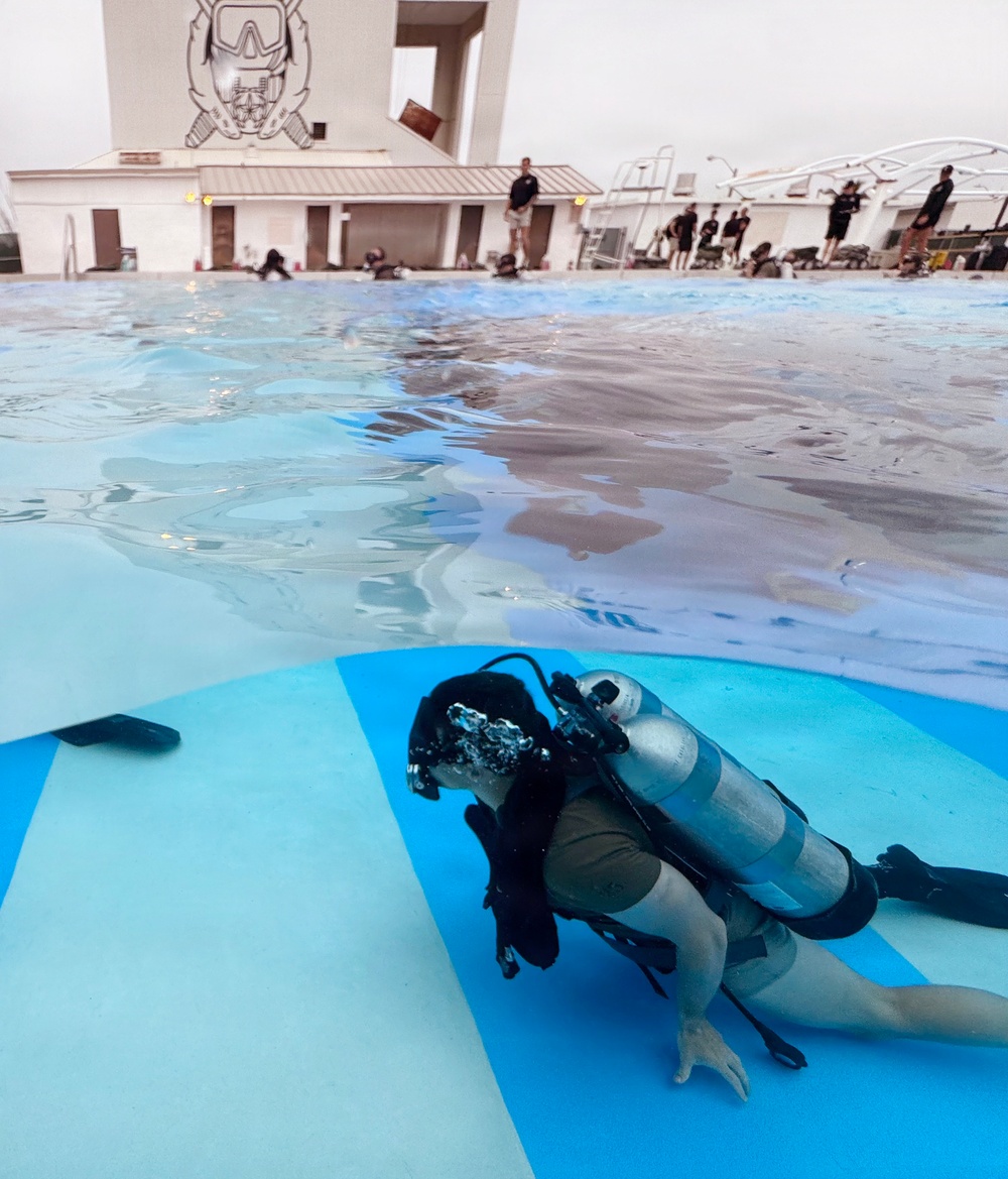 Dive Course Students Train Under Water
