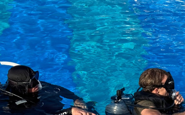 Dive Course Students Train Under Water