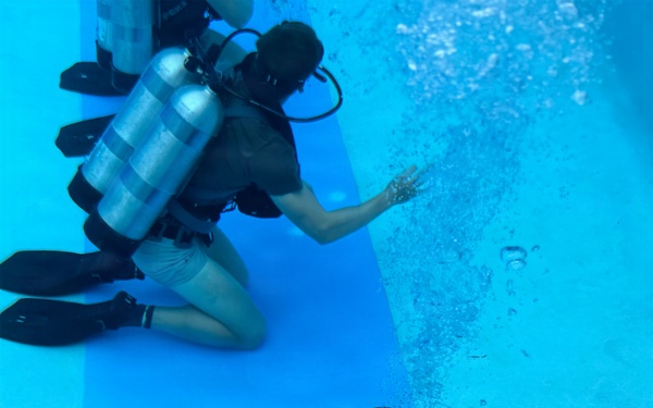Dive Course Students Train Under Water