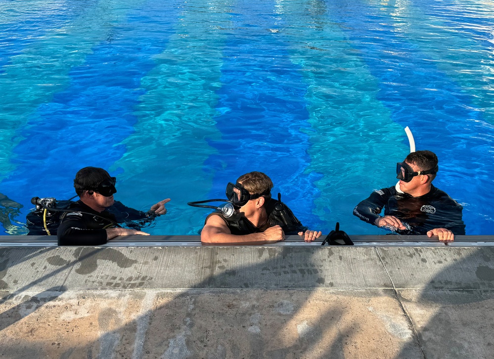 Dive Course Students Train Under Water