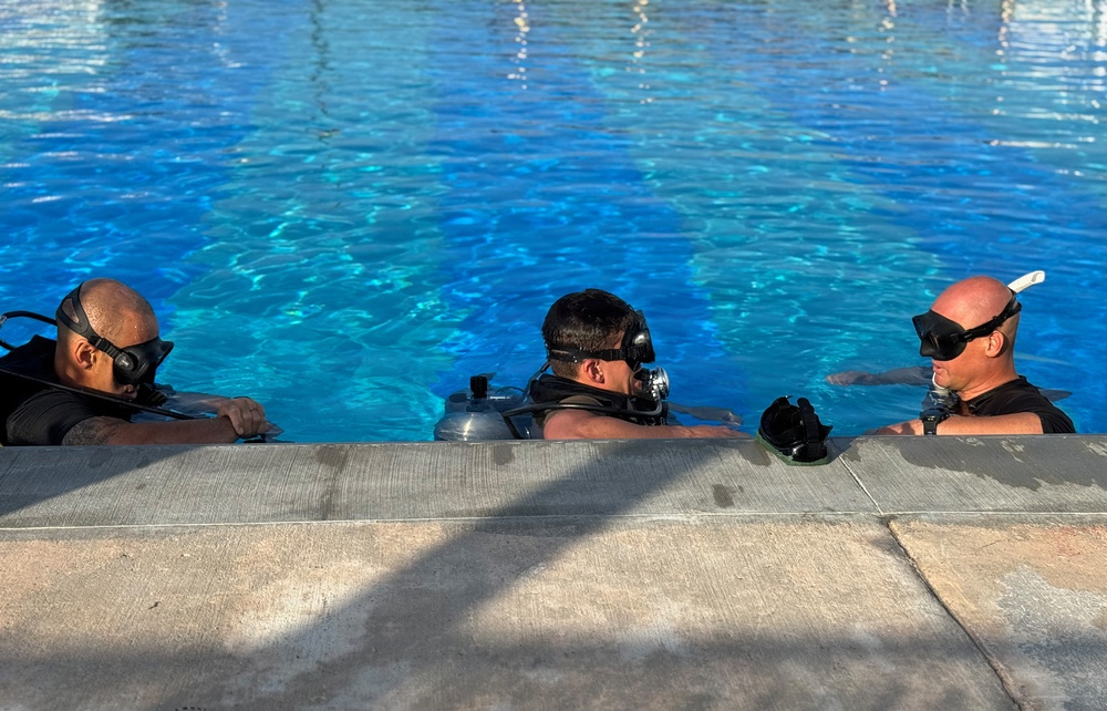 Dive Course Students Train Under Water