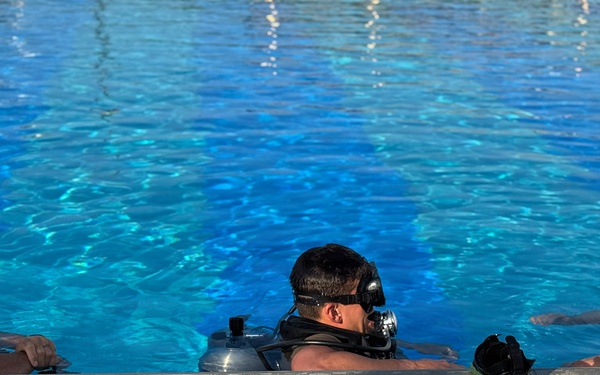 Dive Course Students Train Under Water