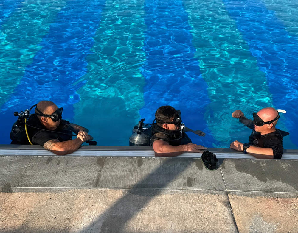 Dive Course Students Train Under Water