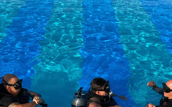 Dive Course Students Train Under Water