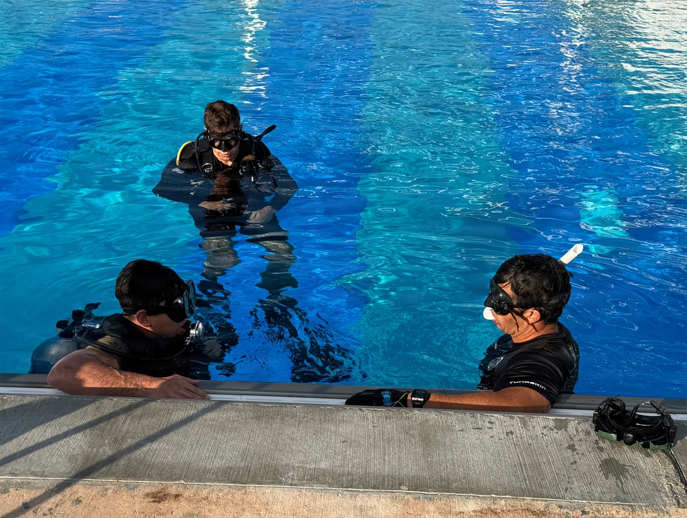 Dive Course Students Train Under Water