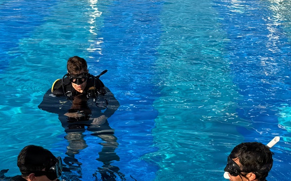Dive Course Students Train Under Water