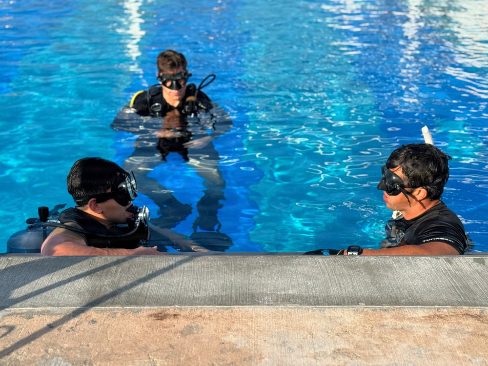 Dive Course Students Train Under Water