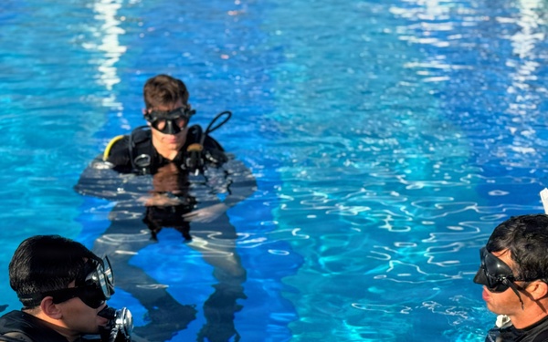 Dive Course Students Train Under Water