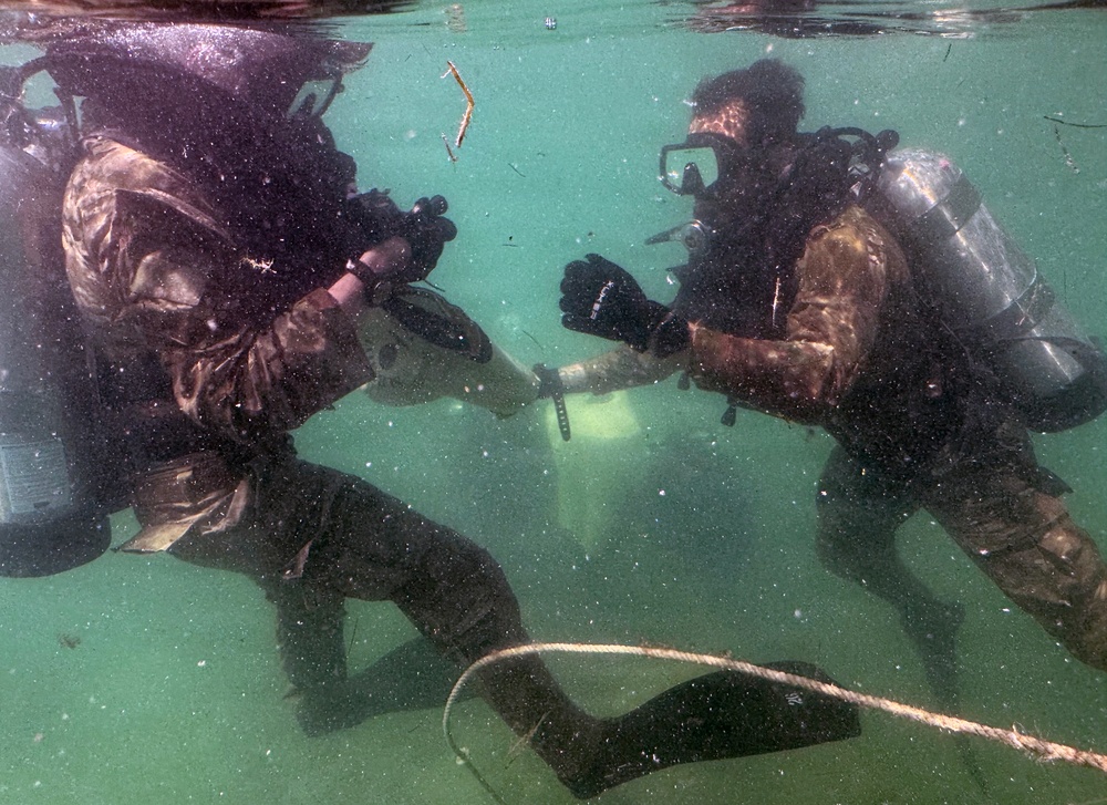 Combat Diver Qaulification Course Students Training