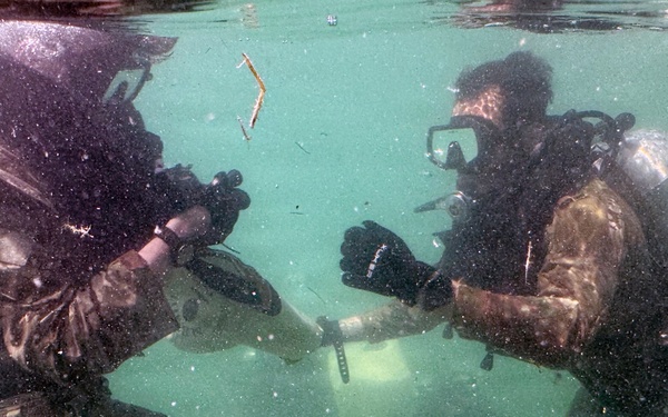 Combat Diver Qaulification Course Students Training