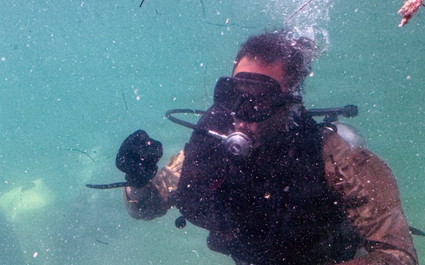 Combat Diver Qaulification Course Students Training