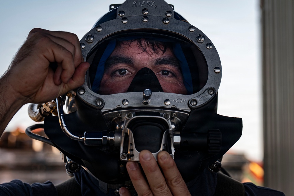 26-1PH Conducts Diving Operations