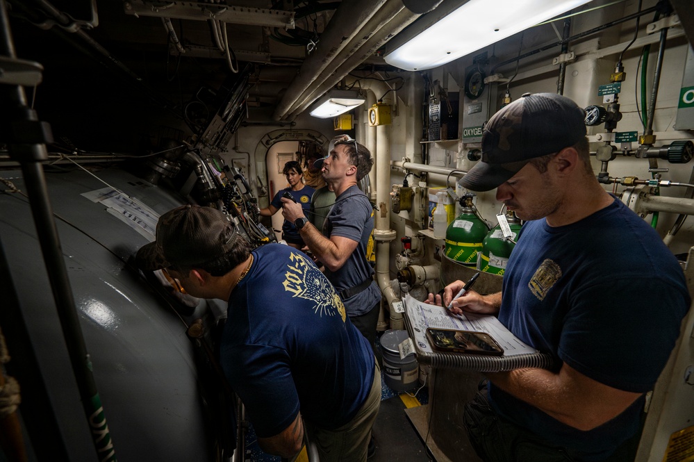 26-1PH Conducts Diving Operations