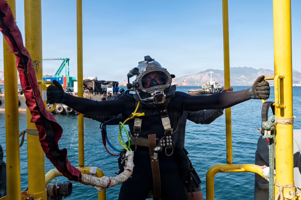 26-1PH Conducts Diving Operations