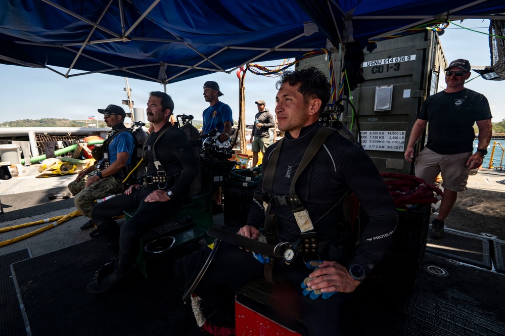 26-1PH Conducts Diving Operations