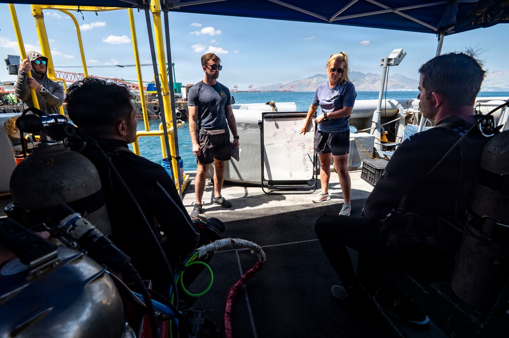 26-1PH Conducts Diving Operations