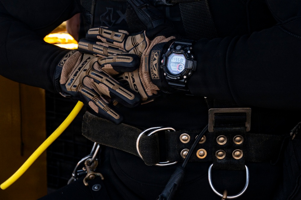 26-1PH Conducts Diving Operations