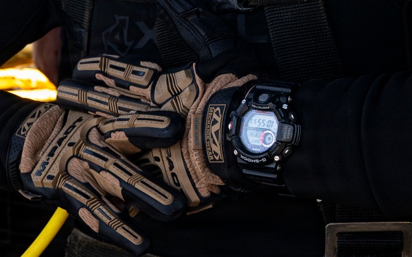 26-1PH Conducts Diving Operations