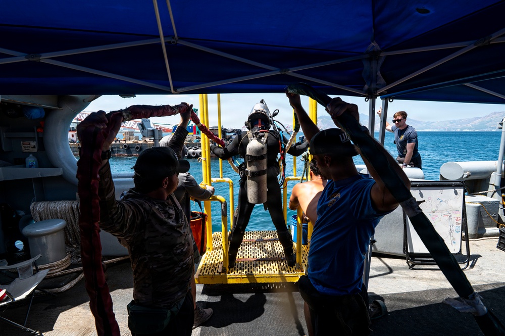 26-1PH Conducts Diving Operations