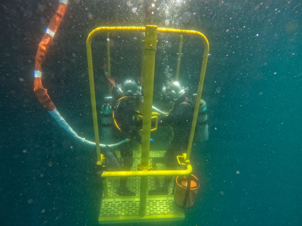 26-1PH Conducts Diving Operations
