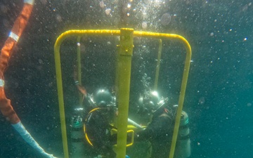 26-1PH Conducts Diving Operations
