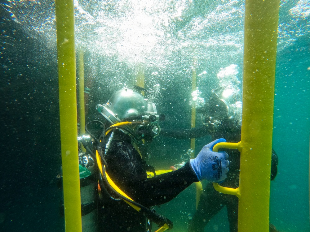 26-1PH Conducts Diving Operations