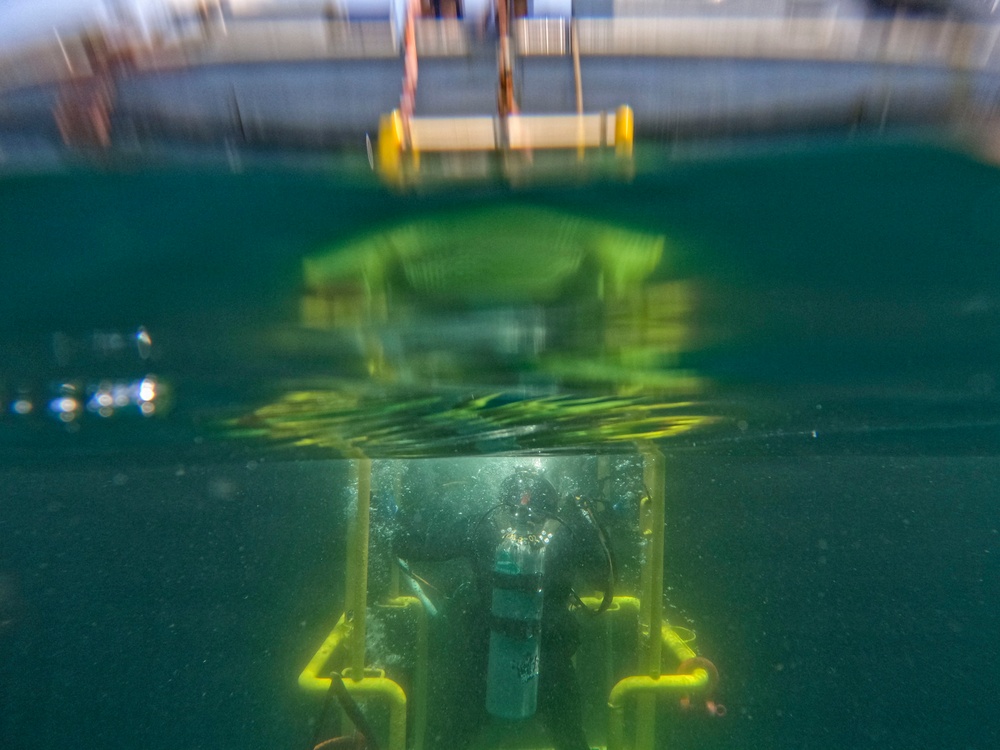 26-1PH Conducts Diving Operations