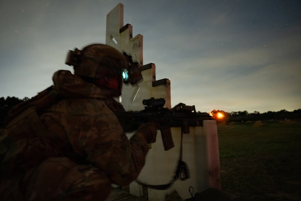 Paratroopers qualify at night in 2026