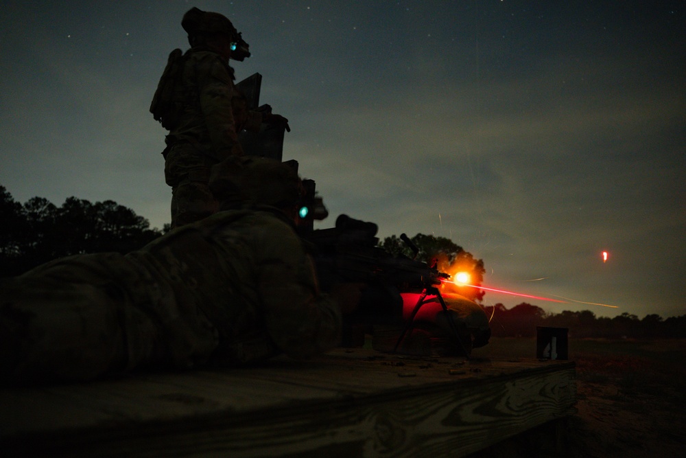 Paratroopers qualify at night in 2026