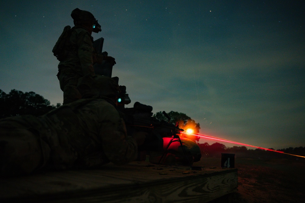 Paratroopers qualify at night in 2026