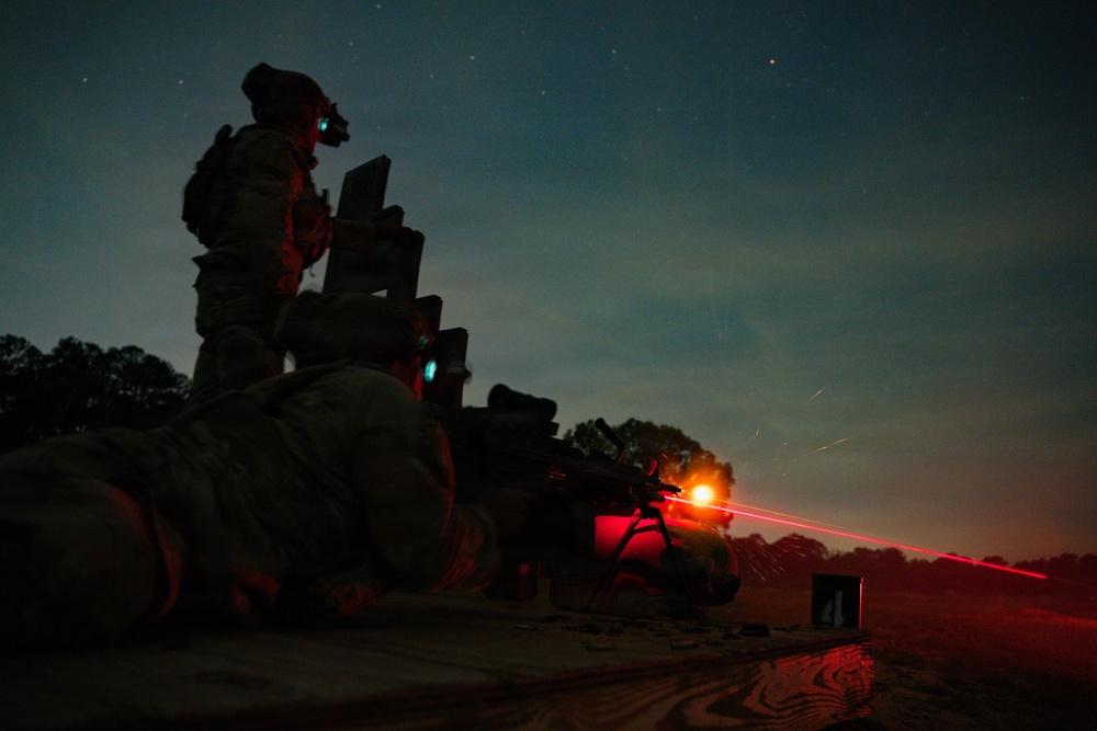 Paratroopers qualify at night in 2026