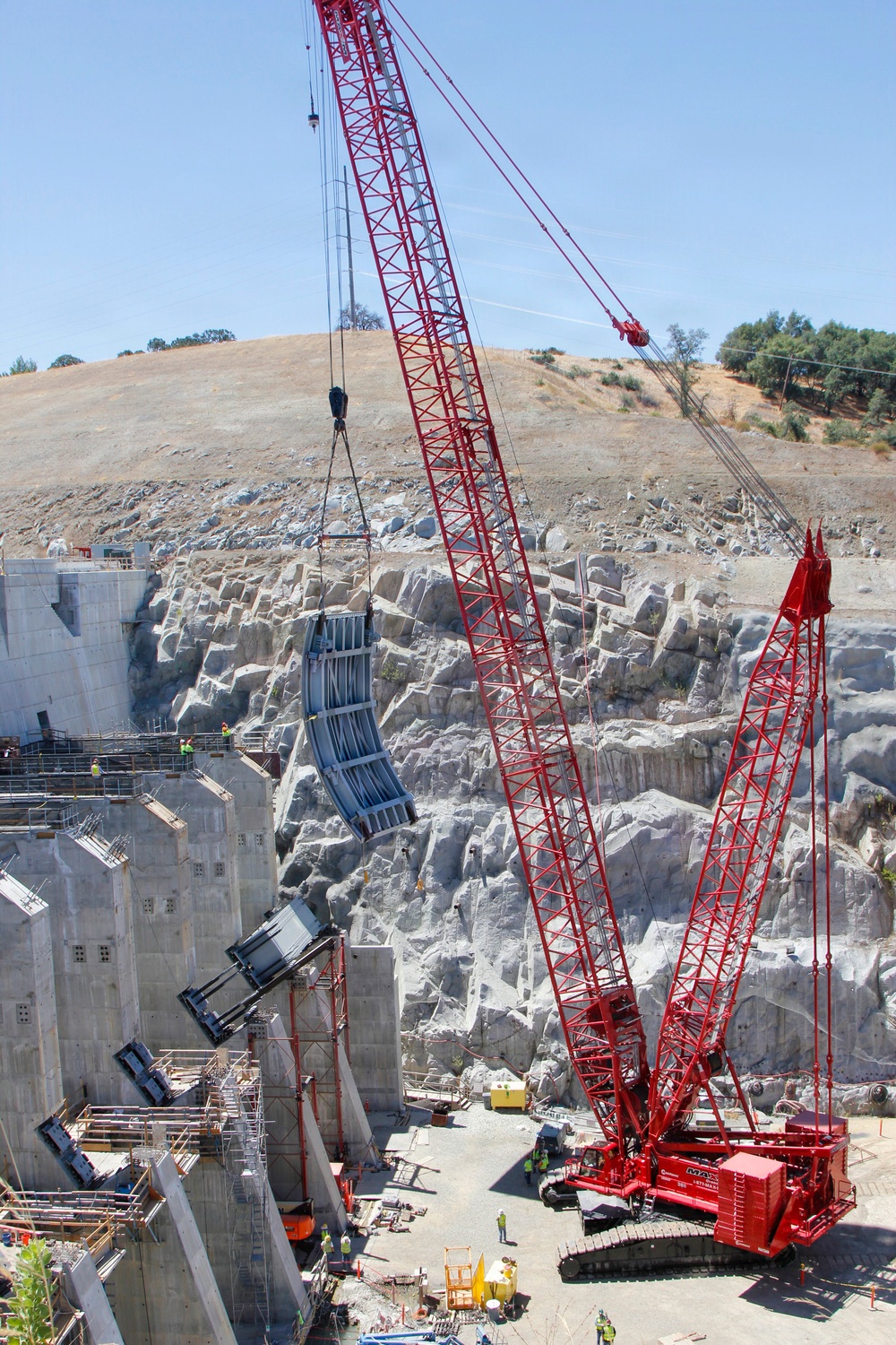Tainter gate installed at Folsom Dam auxiliary spillway