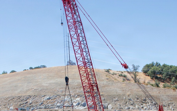 Tainter gate installed at Folsom Dam auxiliary spillway